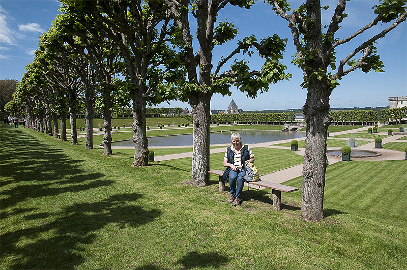 Tour Loire 05 - 201520150509_D35_8140 als Smartobjekt-1 Kopie.jpg - Anke war so begeistert von diesem schönen Ort, das sie sich erstmal hinsetzetn mußte